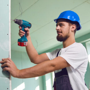 Regipsiarz z autem- praca Niemcy