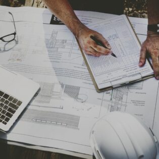 Dokumentacja budowlana: co zawiera, co musi być prowadzone i na co zwracać uwagę?