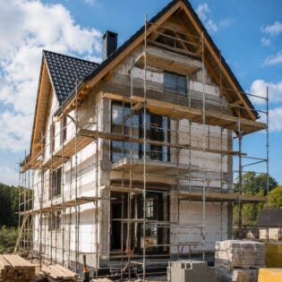 Etapy budowy domu krok po kroku – przewodnik po kolejnych fazach inwestycji
