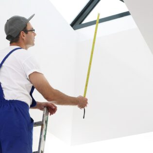 Praca przy montażu okien w okolicach Stuttgartu