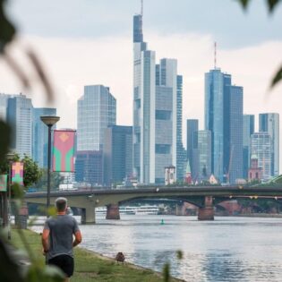 Polacy w Niemczech – jak wygląda życie za Odrą i co warto wiedzieć przed wyjazdem?