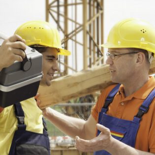 Praca dla pomocnika przy montażu garażu w Niemczech